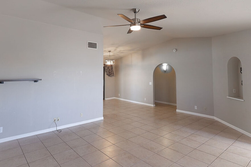 Building Photo - 3385 Poppy Trail Dr