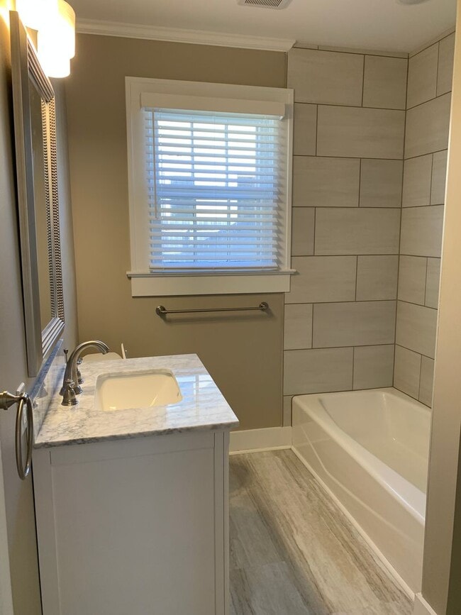 Building Photo - Downtown Jonesboro! 3 Bed 2 Bath