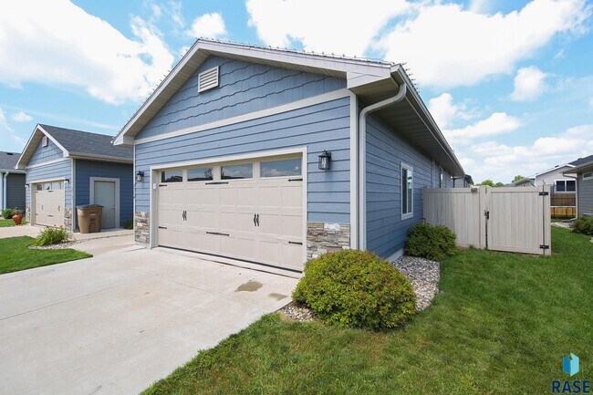 Building Photo - 2714 E Sunburst Dr