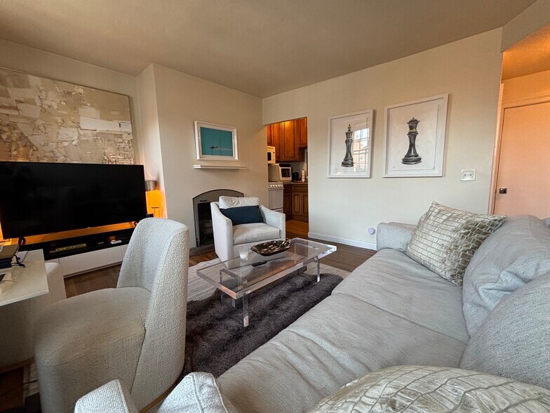 Building Photo - 17 Joy St