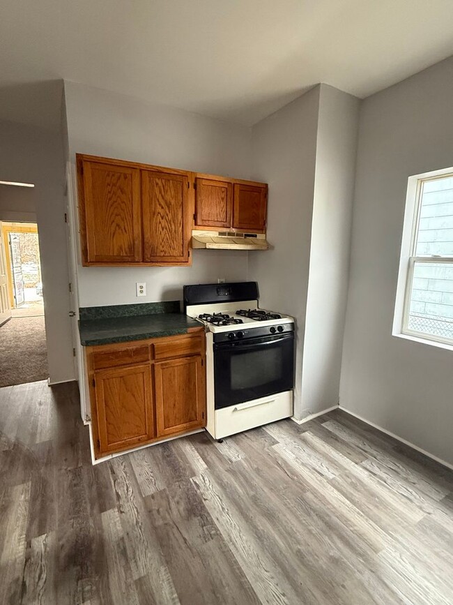 Building Photo - 4bd Single Cash Pay/Section 8