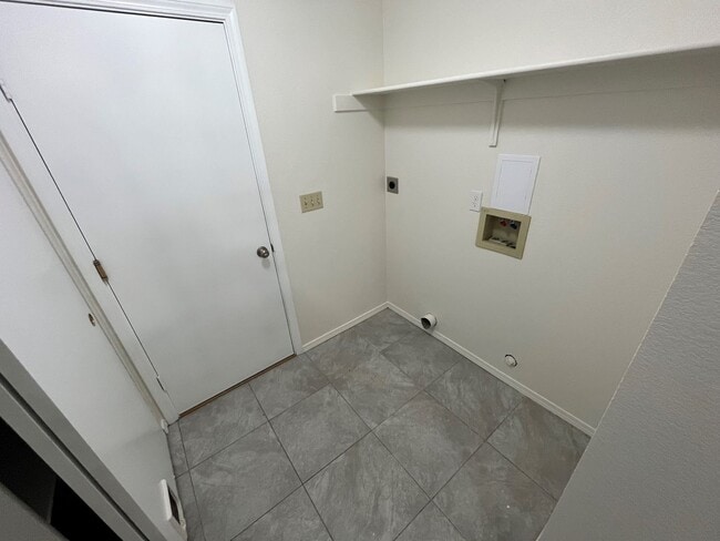 Building Photo - 3BR 2Ba Remodeled with Yard and Garage