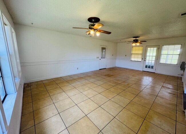 Building Photo - 572 Lexington Dr