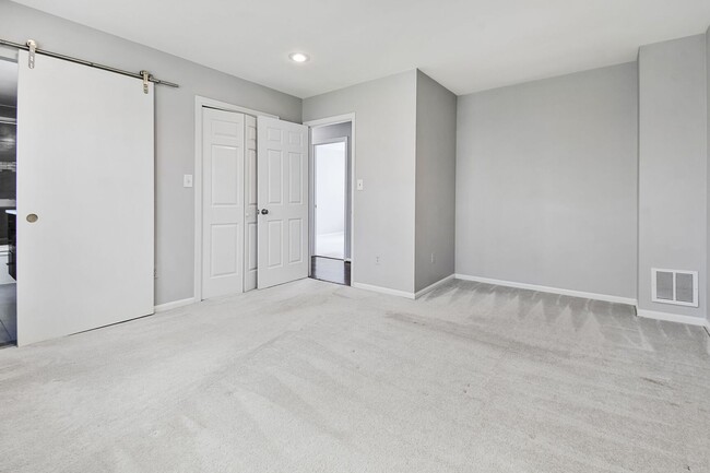 Building Photo - Fabulous Townhouse in Kenwood Forest II - ...