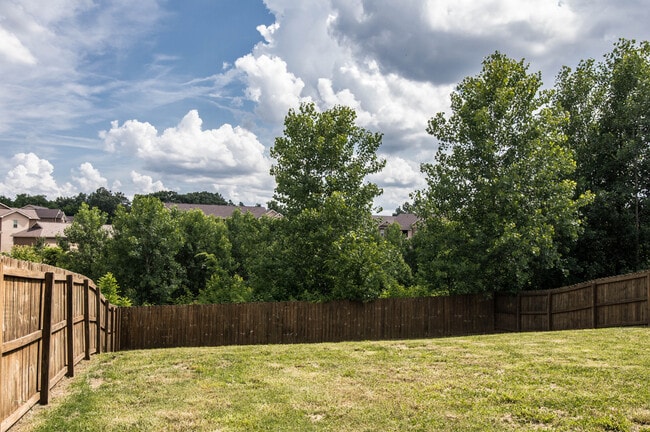 Building Photo - Two Story in Rossview!