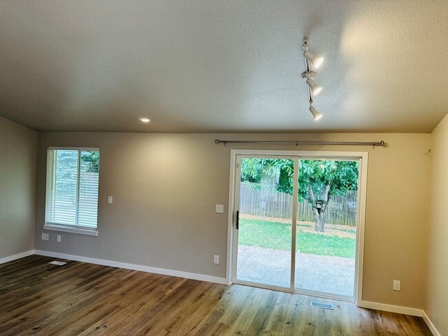 Building Photo - 710 SE 135th Ct