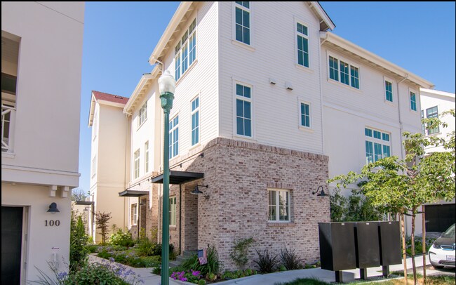 Building Photo - Updated 3 Bedroom (+ bonus room), 3.5 bath...