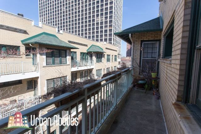 Building Photo - 4312 N Clarendon Ave