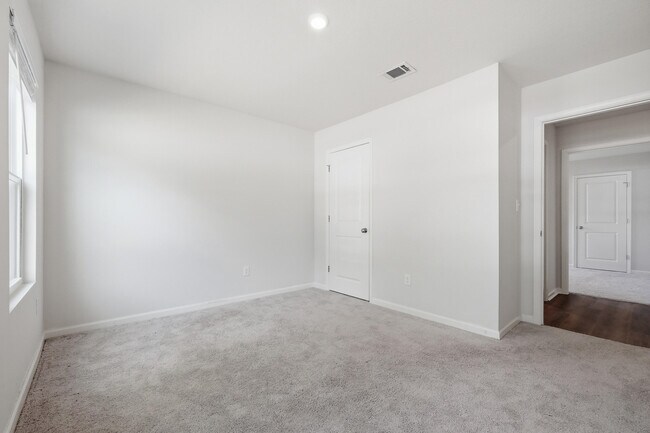 Building Photo - 136 Pfitzer Ct