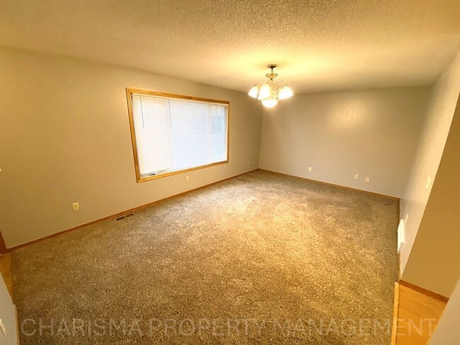 Building Photo - 4 BEDROOM, 2 BATH HOME IN EAST SIOUX FALLS! DOUBLE ATTACHED GARAGE! FENCED IN BACKYARD!