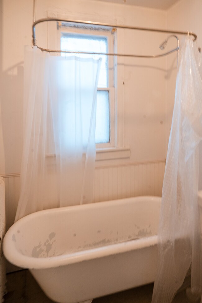 Building Photo - 556 Rose Ave E