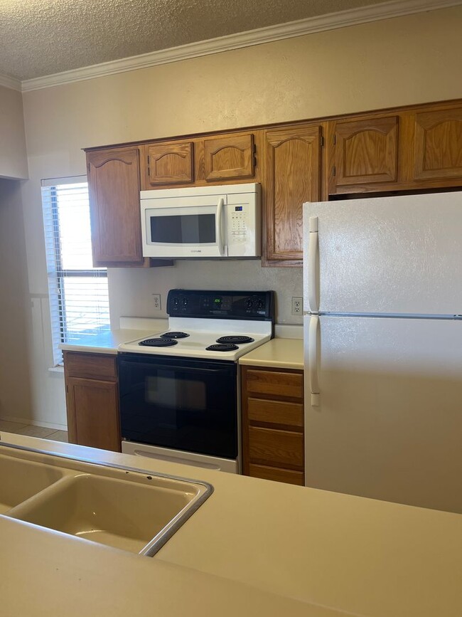 Building Photo - 1020 Mockingbird Ln