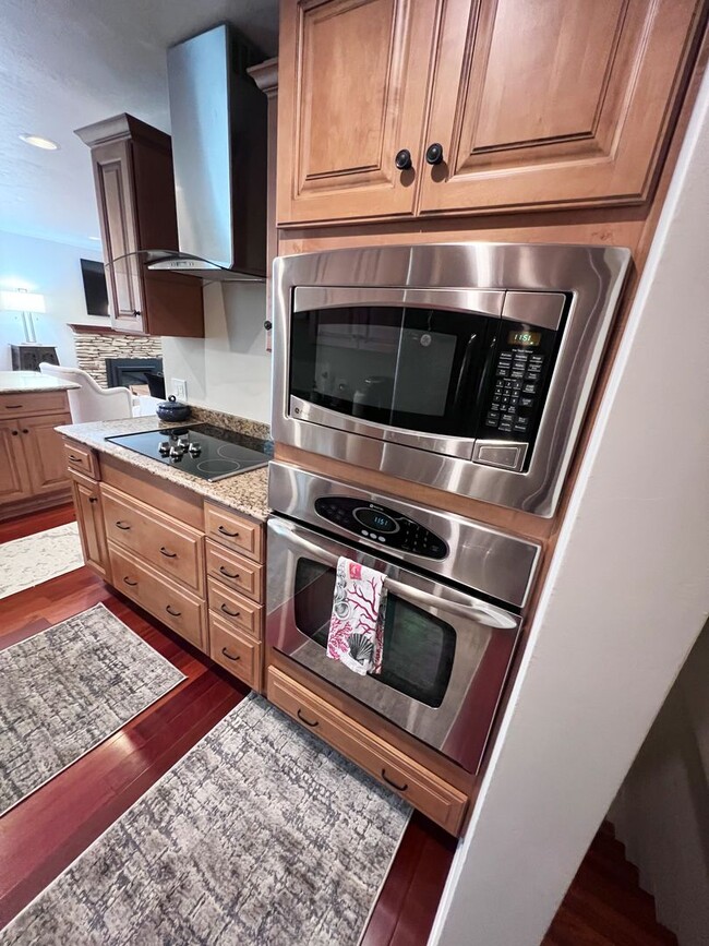 Building Photo - 2 Bed/2.5 Bath Townhome - Beautifully Upgr...