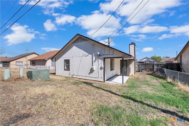 Building Photo - 2239 Hilltop Loop