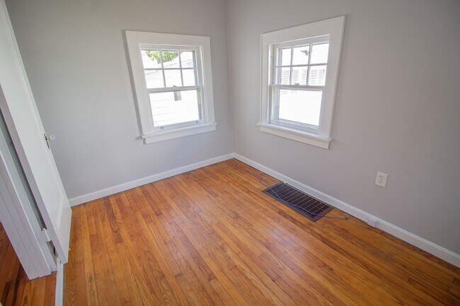 Building Photo - 2 BR 1 BA North Colonie Schools