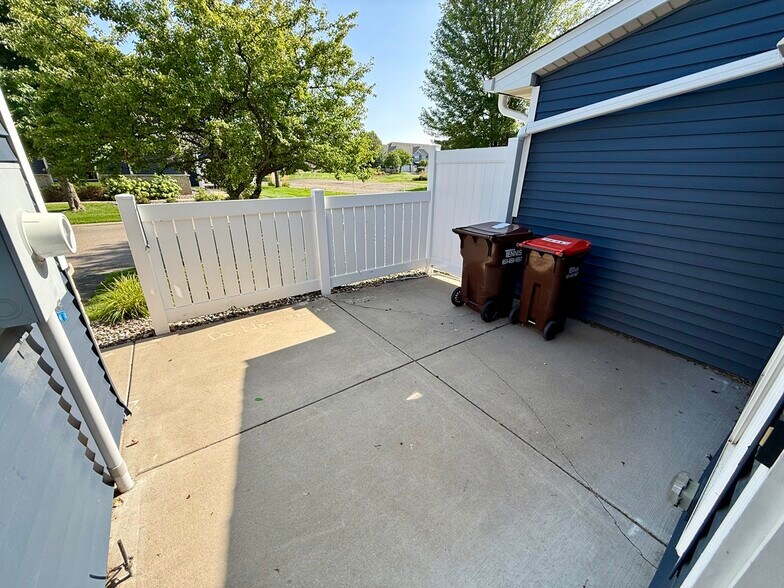 Building Photo - 483 Hickory Ln N