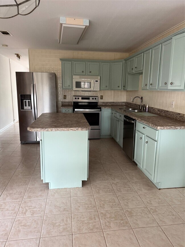 Building Photo - 24930 Plantation Estates Ave