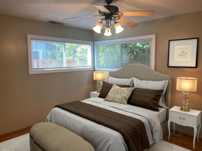 Building Photo - Stunning Three Bedroom House W/ Two Car Garage & Backyard!!