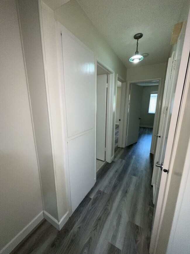Building Photo - 2 bedroom 1 bath upstairs 4-Plex unit