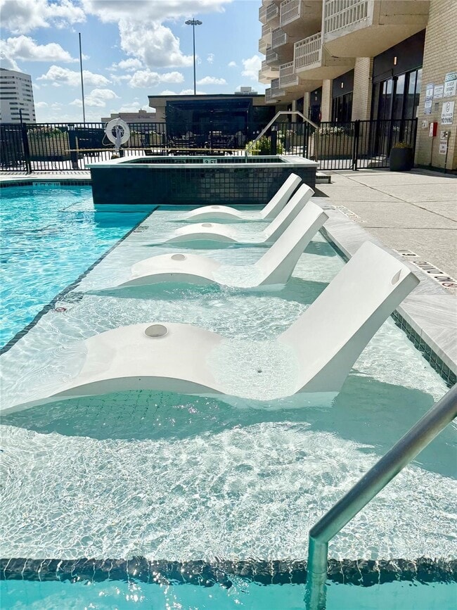 Building Photo - 2016 Main St