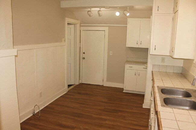 Building Photo - Cute cottage located in Midtown. Large front porch with a swing for cool evenings. Home is freshl...