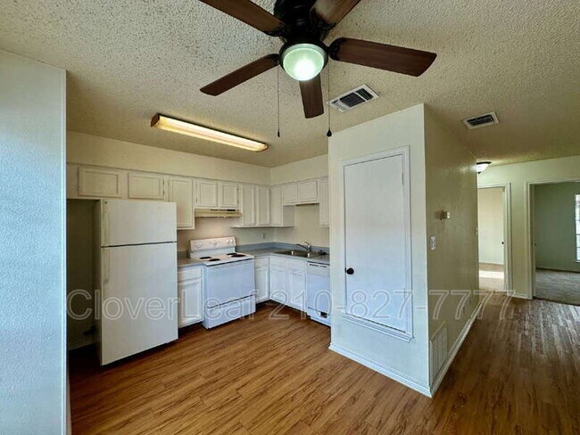 Building Photo - 10565 Starcrest Dr