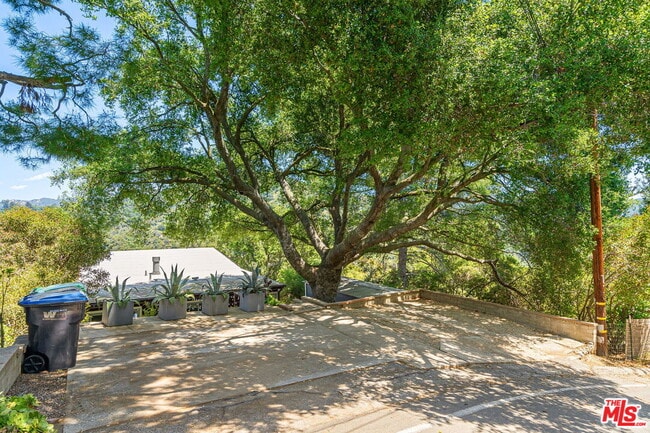 Building Photo - 19783 Valley View Dr