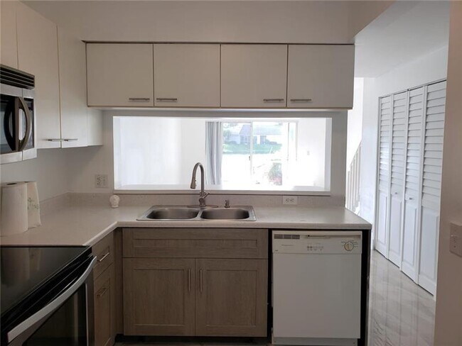 Building Photo - 4963 SW 31st Ave