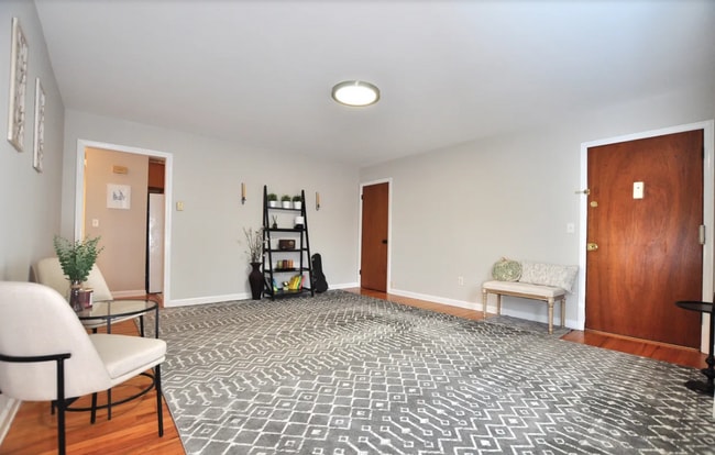 Building Photo - 5 Tunxis Pl