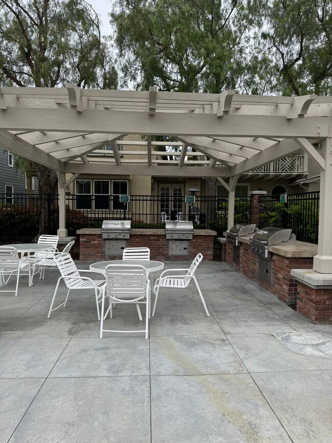Building Photo - Modern 3 Bed | 2.5 Bath Home in Tustin Field