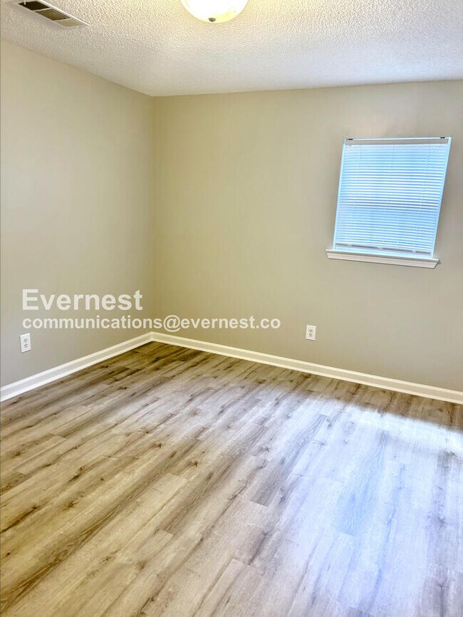 Building Photo - 3 Bed, 2 Bath Home with Garage / Pet-Friendly / Vouchers Accepted / Coming Soon!