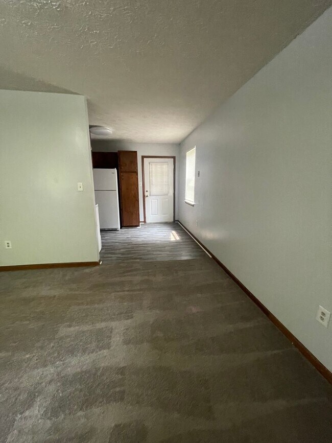 Building Photo - 2 BR 1 BA Eastside Duplex! Available for m...