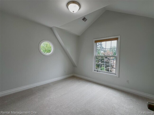 Building Photo - 5742 Putnam Dr