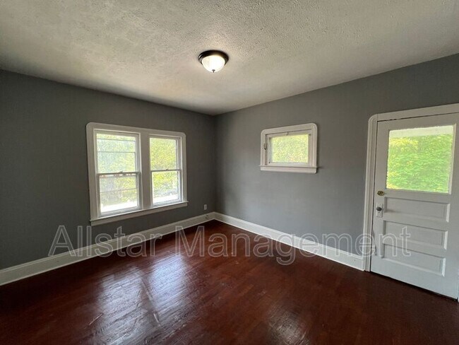 Building Photo - 3255 E 139th St