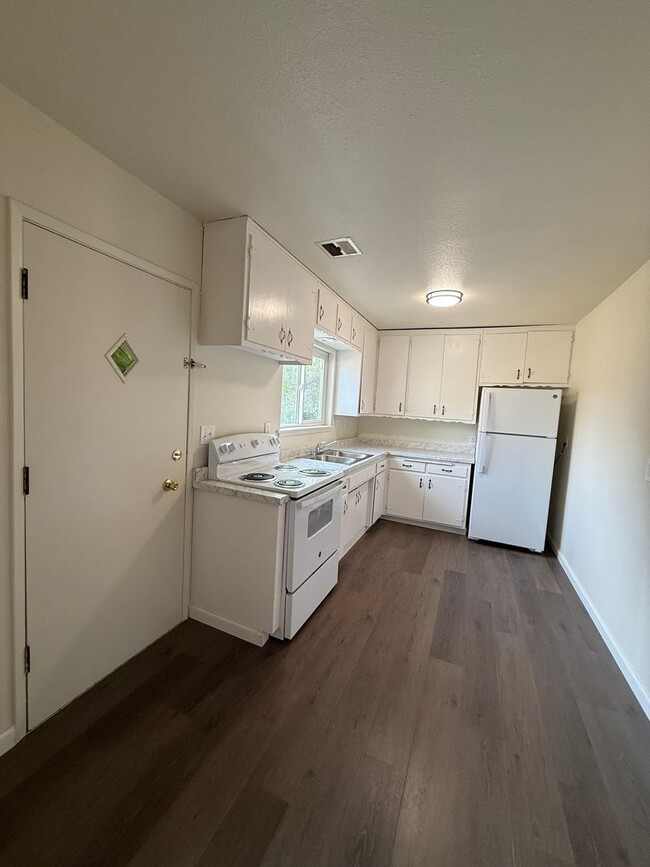 Building Photo - Available NOW!  Adorable updated house in North Chico