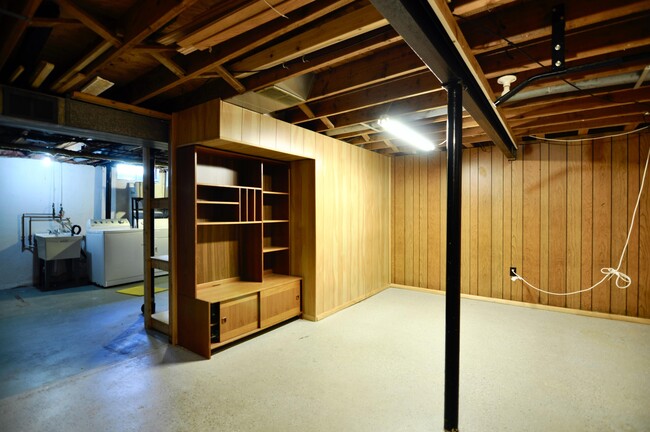 Building Photo - 3479 Burbank Dr