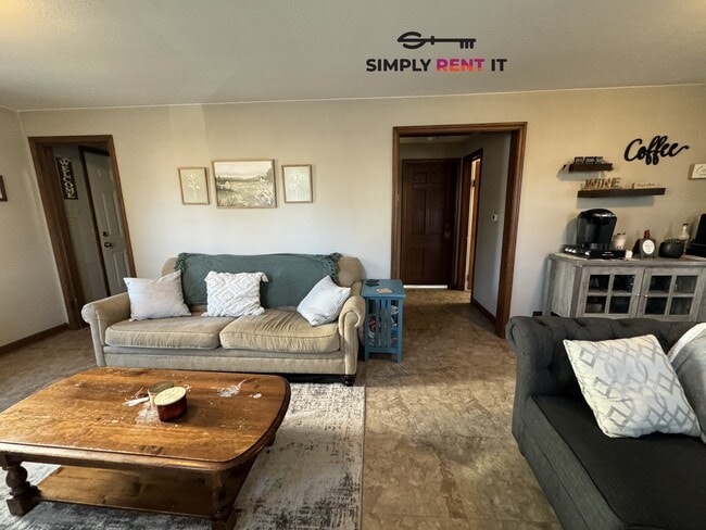 Building Photo - 4 Bedroom On Campus with Free Parking Aug ...