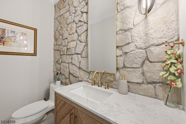 Building Photo - 5 Shores Rd