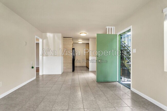 Building Photo - 425 Bonair St