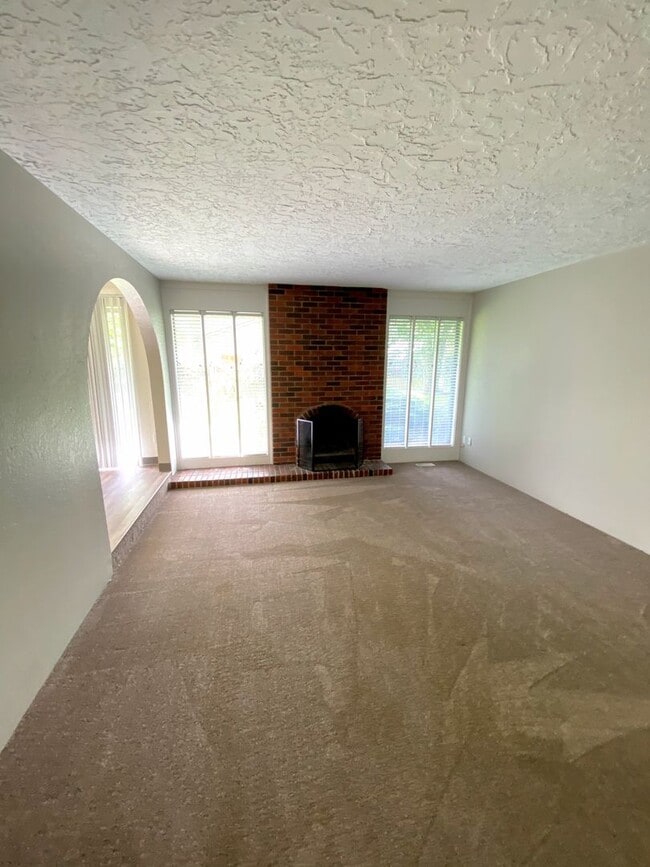 Building Photo - Spacious 4 Bedroom, 2 Bath Home with Large Yard -