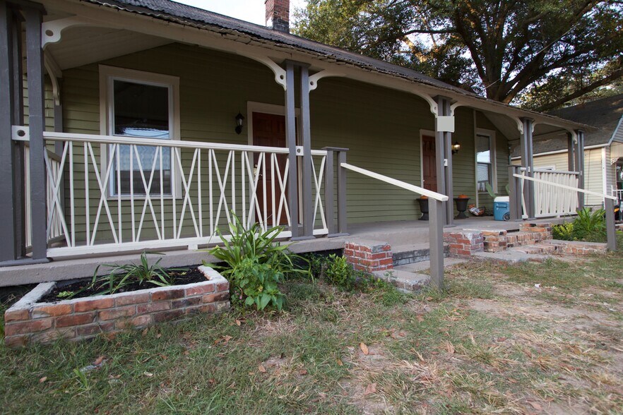 Building Photo - 546 Shull St