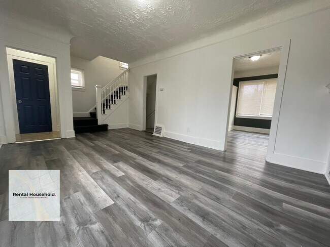 Building Photo - Huge 4 Bedroom Colonial