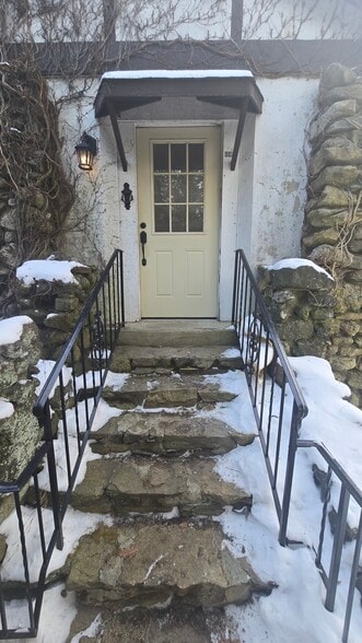 Building Photo - 10 King Ln