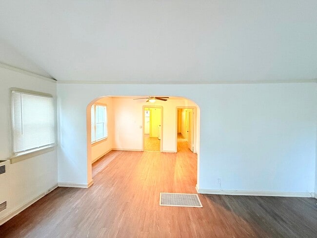 Building Photo - 614-614 N Poinsettia Pl