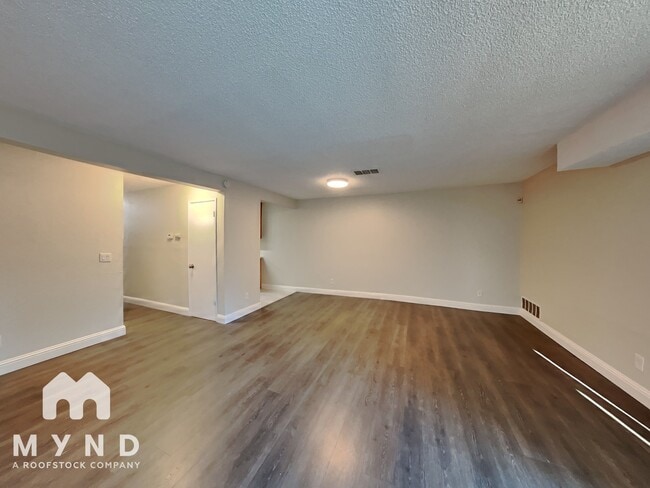 Building Photo - 1970 Grande Cir