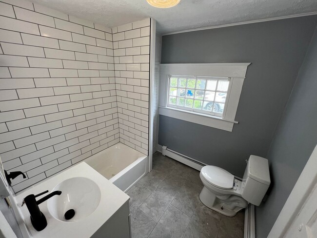 Building Photo - Beautifully Remodeled 3-Bed / 1-Bath Home ...