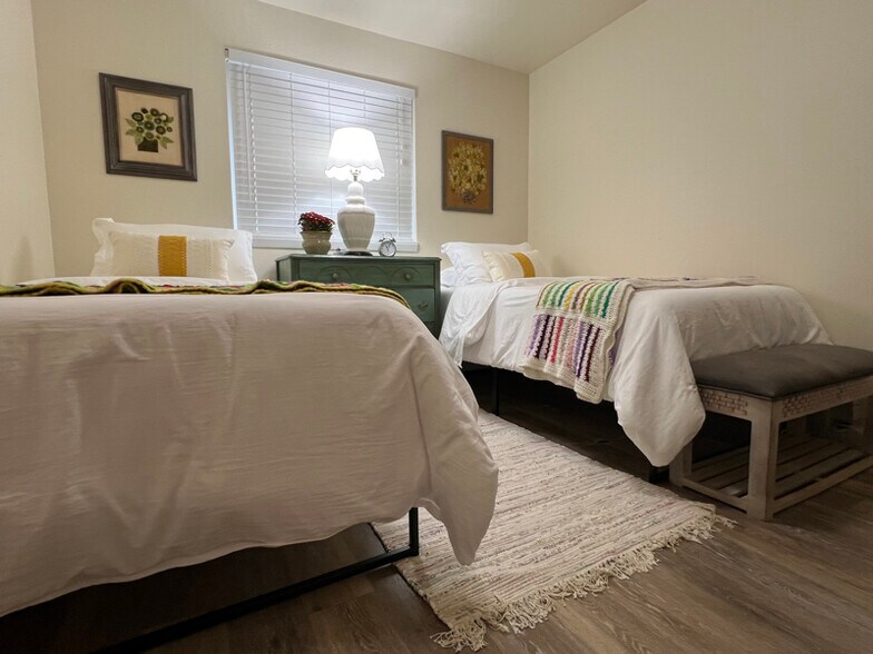 Building Photo - 376 Catron St N