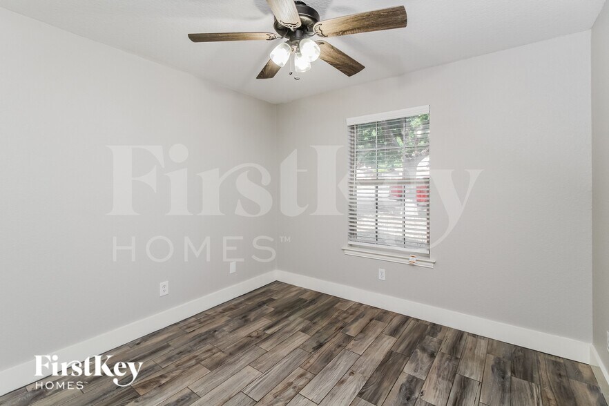 Building Photo - 6 W Sharon Dr