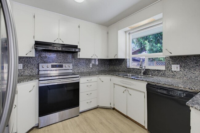 Building Photo - Renton Rambler with Huge Yard & RV/Boat Parking!
