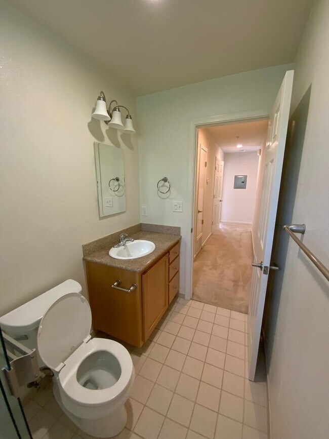 Building Photo - Spacious 2BD/2BA Apartment With Private Ba...